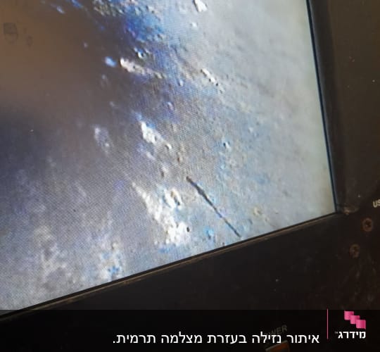 מסך תצוגה עם תמונה מטושטשת של משטח